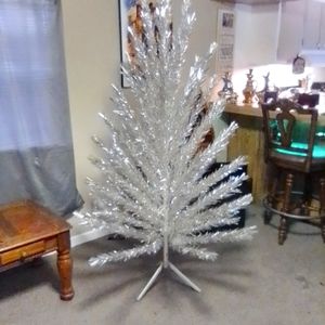 Sparkling Silver Aluminum Evergleam 6 foot Christmas Tree 1960
